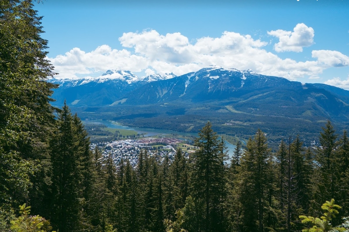 7 Perfect Day Trips From Revelstoke, B.C. (Maps, Routes & Highlights)